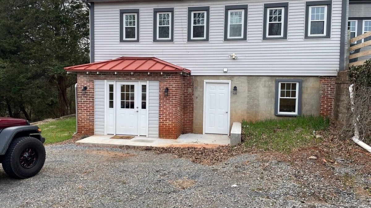 Lynchburg Apartment | Location! Location! Location!