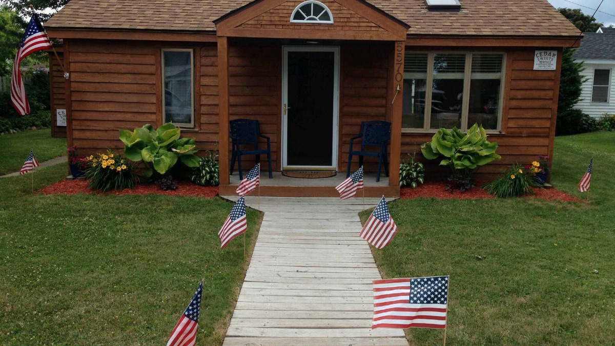 Lexington Cottage | LOCATION! LOCATION! LOCATION! 2 Bedroom, 1 Bathroom Cottage