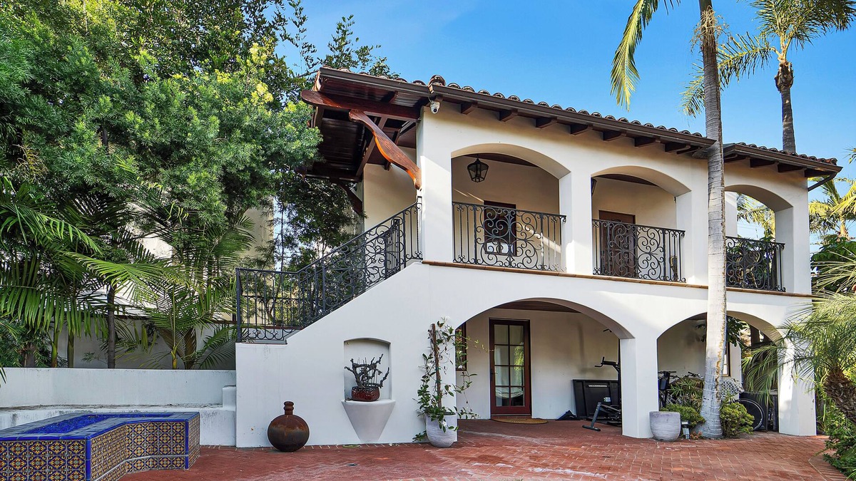 The Flats House | Location, Location, Location! Located In The Heart Of Beverly Hills