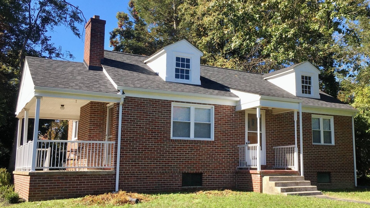 Fayetteville House | Location, Location, Location! Easy walk to downtown Fayetteville & Town Park