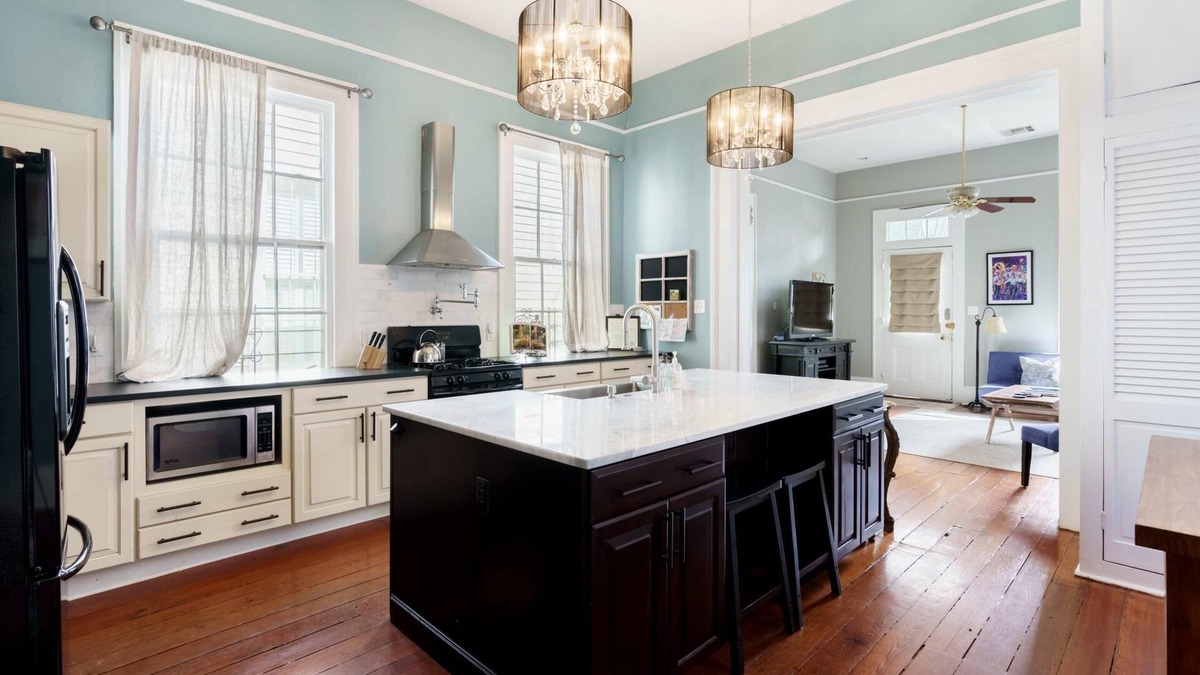 Faubourg Delachaise House | Location! One Block From Magaizine Street!