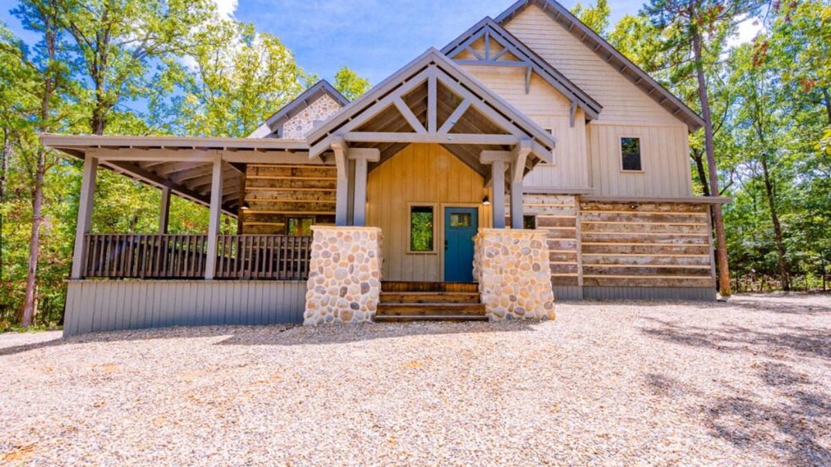 Broken Bow Cabin | Location/Pet Friendly/Hot Tub/Pool Table