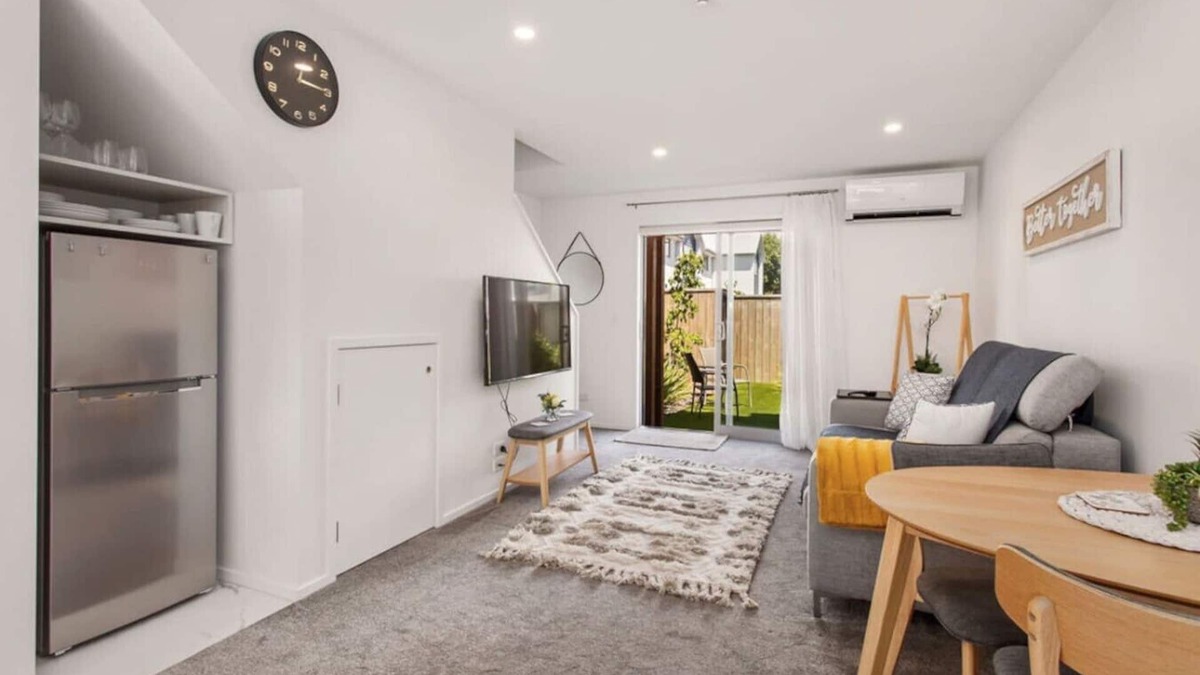Riccarton Apartment | Location Plus Free Off St Park Handy Hospital