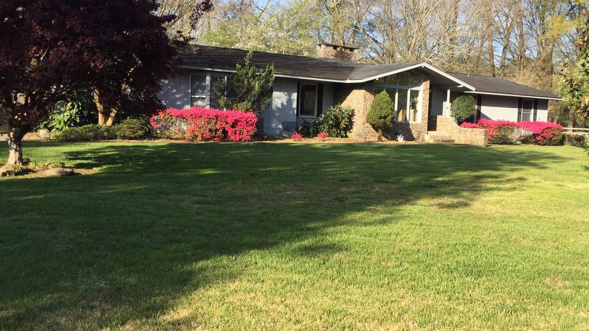 Hixson House | LOCATION, PRIVACY, POOL