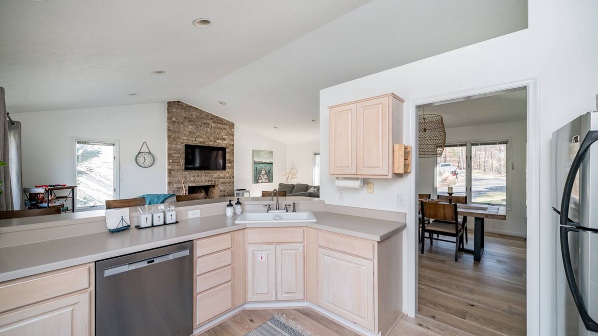 North Shore House | LOCATION! Restaurants, Shops! Waterfront Quiet, Golf Community Game Room Bunks