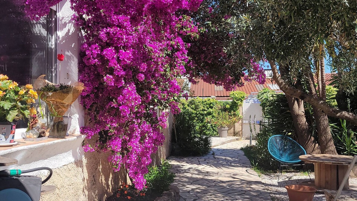 Cuers House | Location Saisonnière Villa Équipée Piscine et Climatisation 20 mn des Plages