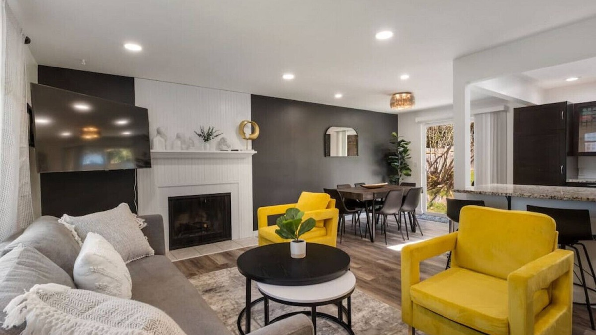 Picnic Point-North Lynnwood House | Location, Space, & Serenity Perfect Group Getaway!