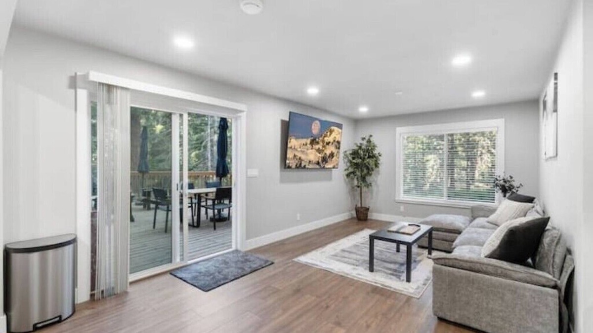 Lower Kingsbury House | Location Views! 3b3.5b Sleeps 8!