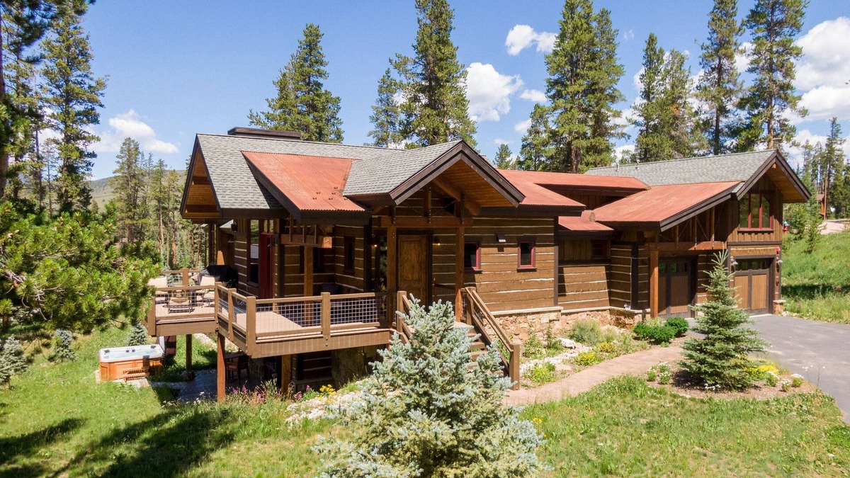 The Highlands House | Location! Views! Luxury! Space for everyone!