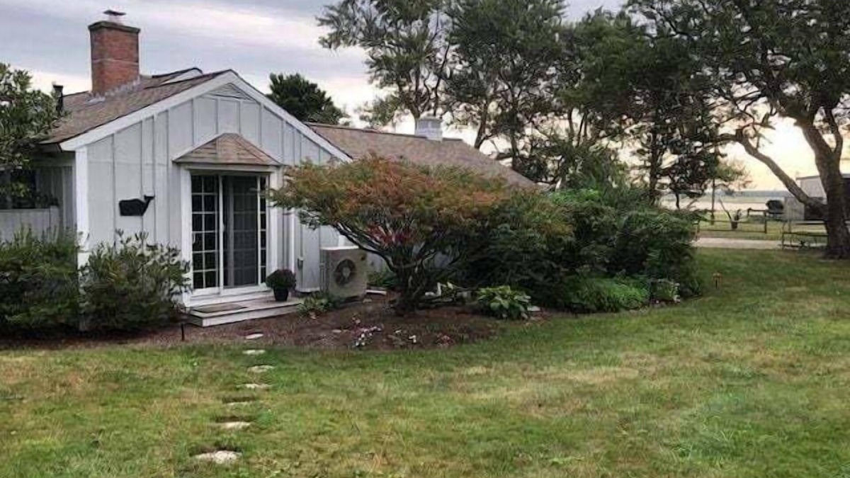 Barnstable County Apartment | Location - Walk to Beach - Pool Access - Waterviews