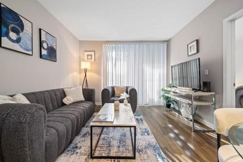 Downtown Apartment | Location Walk to the beach Chic Condo!
