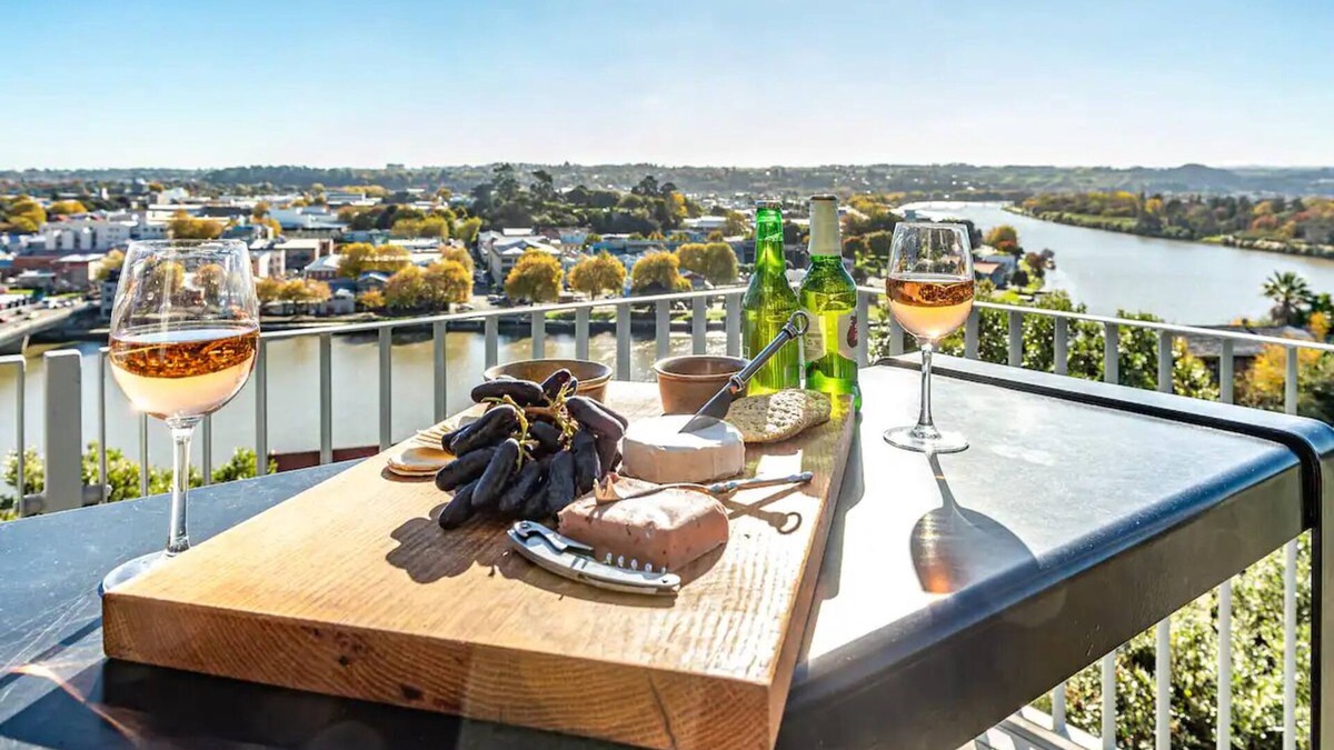 Whanganui Apartment | LOCATION - WITH FABULOUS VIEWS.