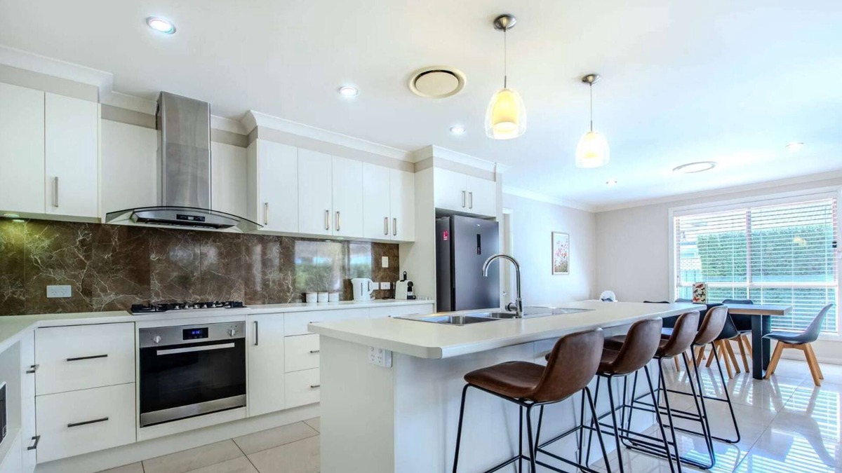 Dubbo House | Loch Lomond - Spacious Living, Close to Zoo & Golf