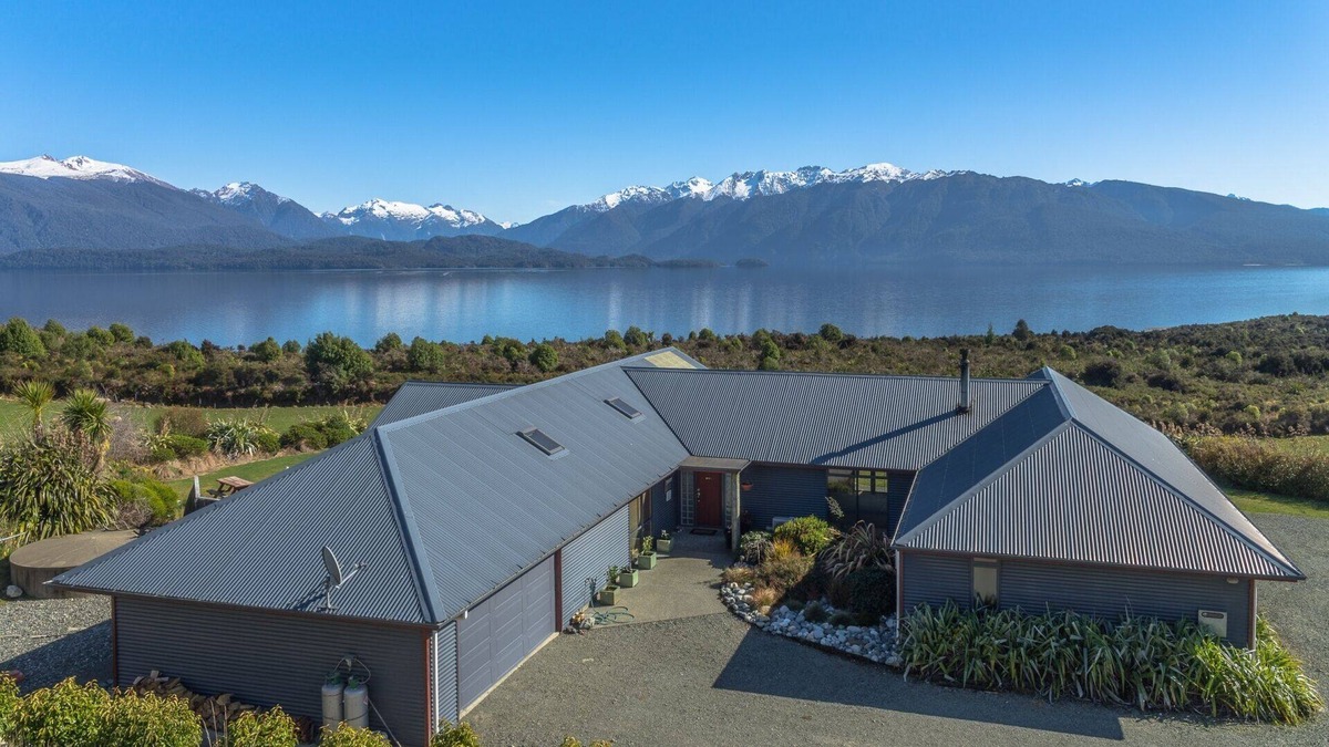Te Anau House | Loch Vista Lake View Villa Accommodation