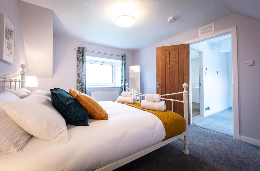 Staffin House | Lochside