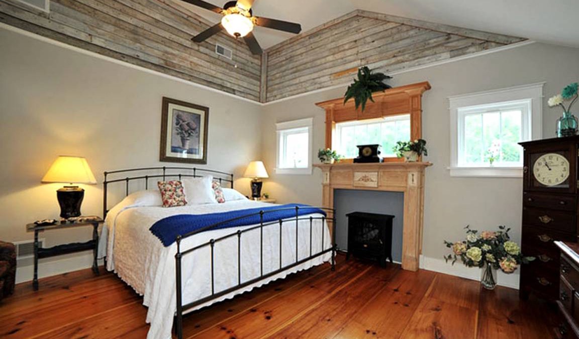 Ellwood City Cabin | Lodge ∙ 1 bedroom ∙ 3 guests
