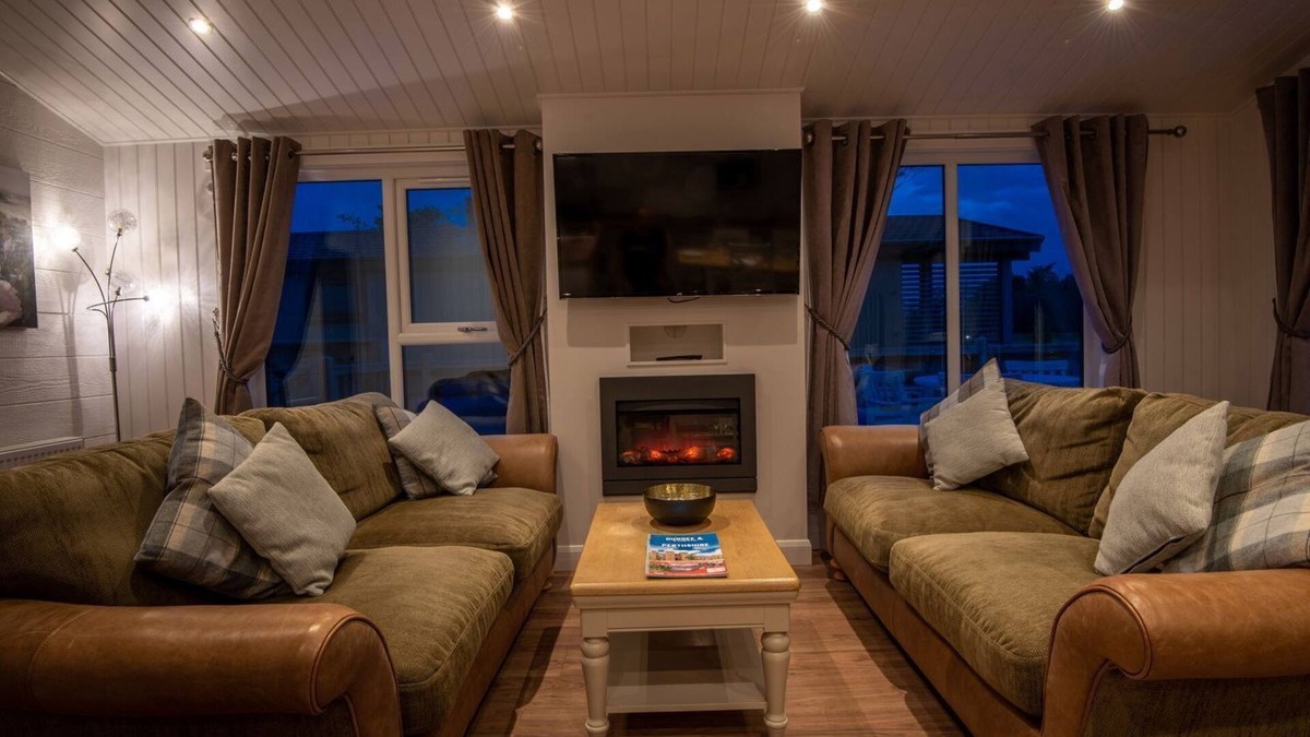 Errol Cottage | LODGE 11 - THE LAWNS, family friendly, with hot tub in Errol