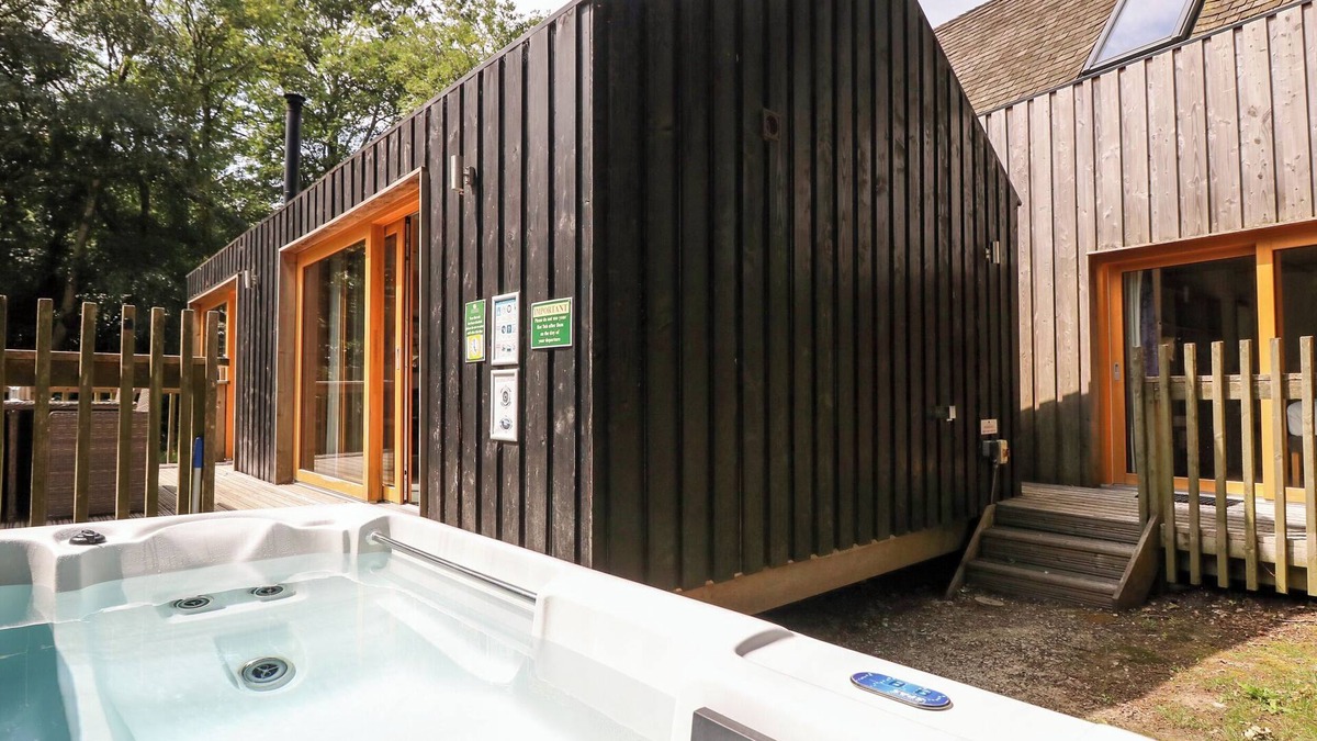 Corfe Castle Cottage | LODGE 22, family friendly, with hot tub in Corfe Castle