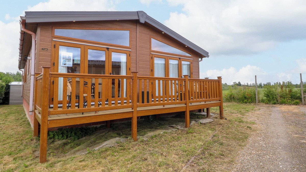 Stowmarket Cottage | LODGE 26, FISHING LAKES, pet friendly, with a garden in Stonham Aspal