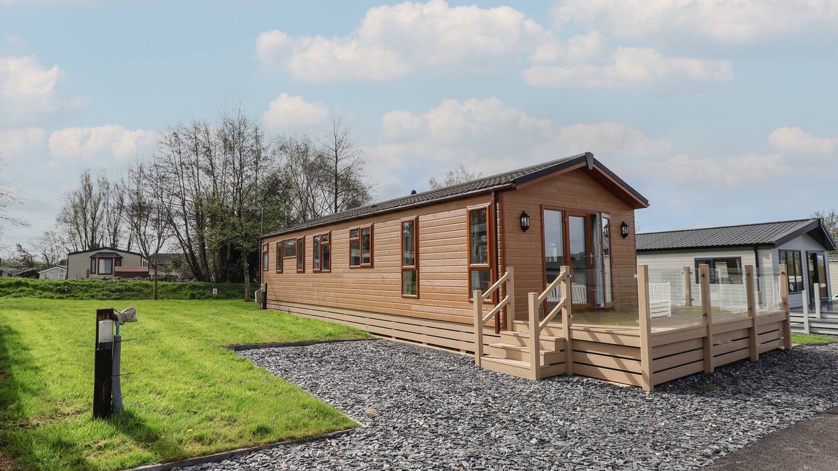 Saint Asaph Cottage | LODGE 4, pet friendly, with pool in St Asaph