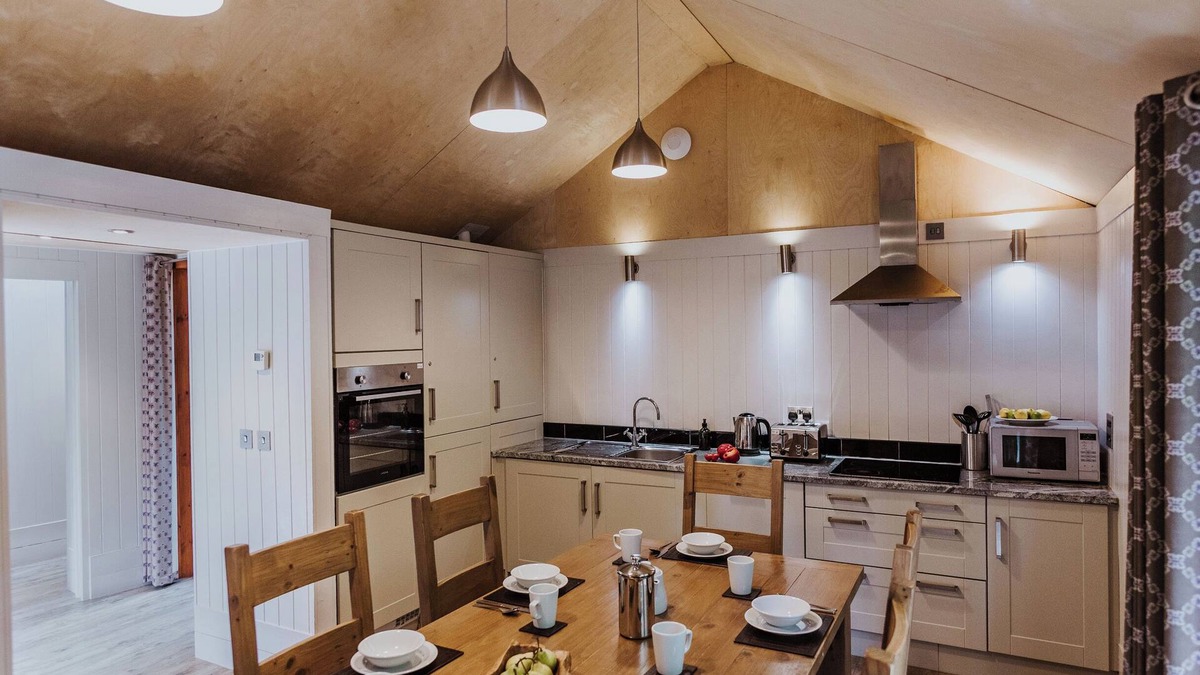 Corfe Castle Cottage | LODGE 8, family friendly, with hot tub in Corfe Castle