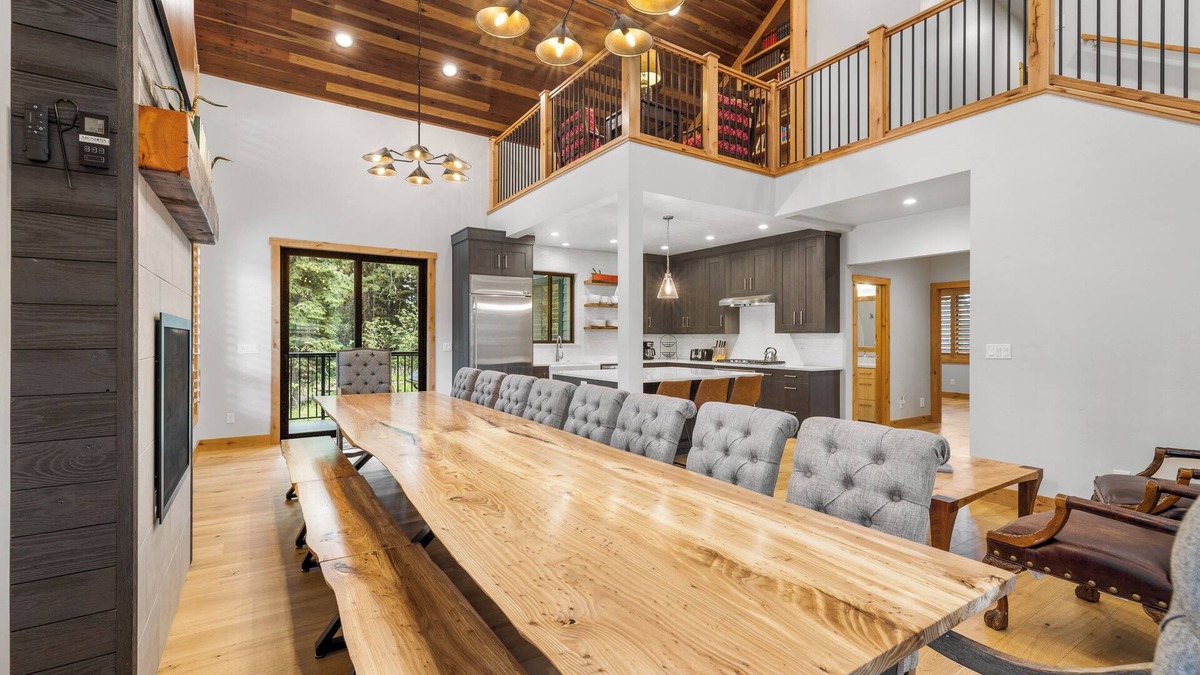 McCall House | Lodge at Alexander - 8 bd - Hot tub - GameRm - AC - Trailer parking - Fireplace - Fire pit