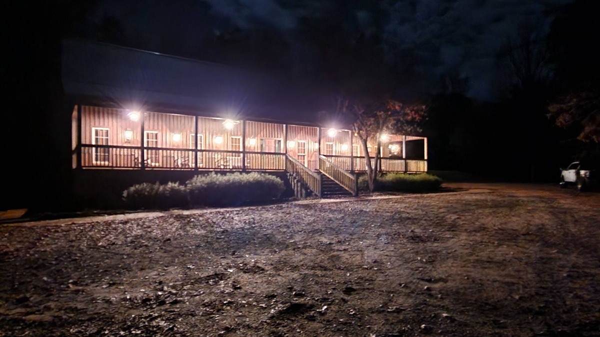 Georgia Coast Cabin | Lodge & cabin sleeps 21 - peaceful country setting 15 min to downtown Dublin GA