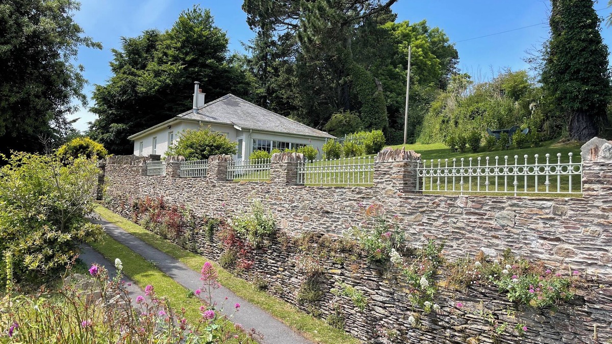 Chillington Cottage | Lodge house in beautiful grounds with breathtaking sea views