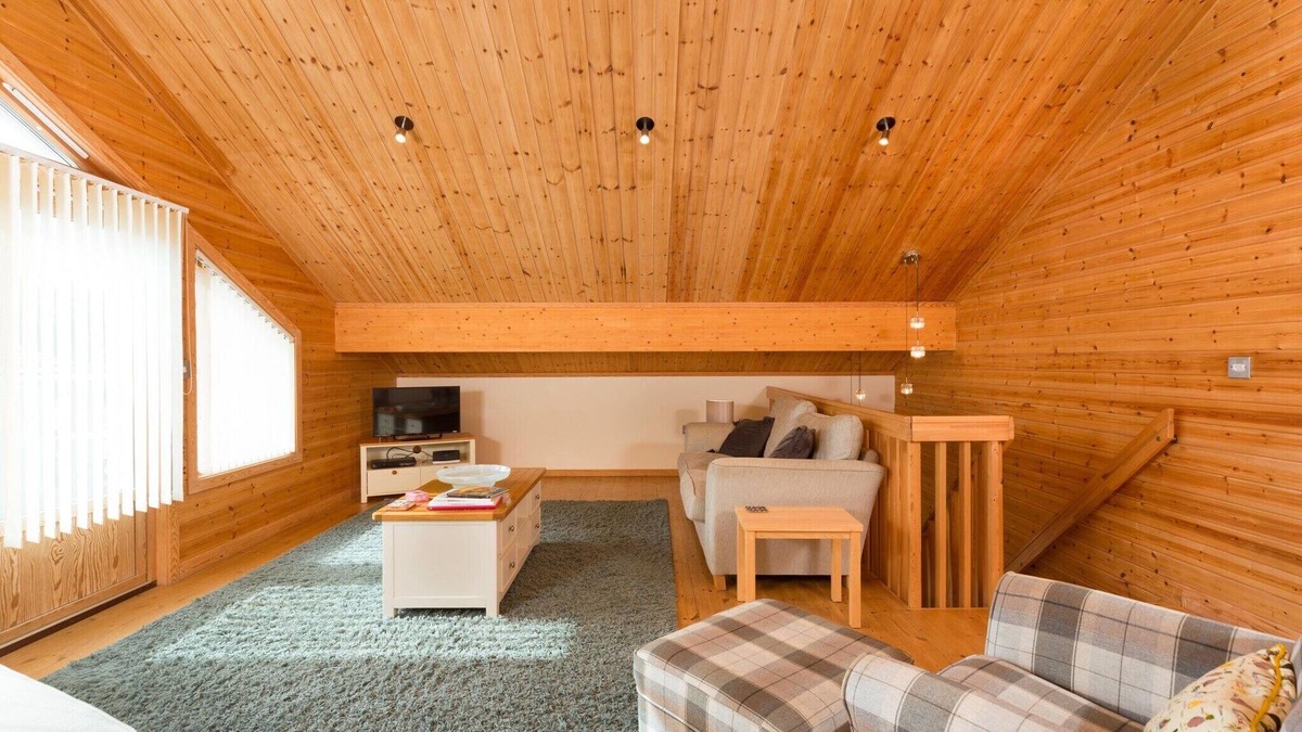 Hopton Apartment | Lodge in Caldecott Hall with Private Hot Tub