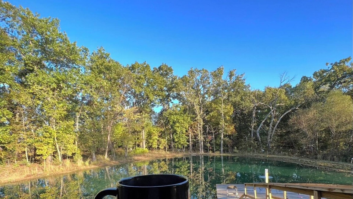 Tom Cabin | Lodge in the Missouri Hills ~ stocked pond ~ secluded retreat! SLEEPS 10!