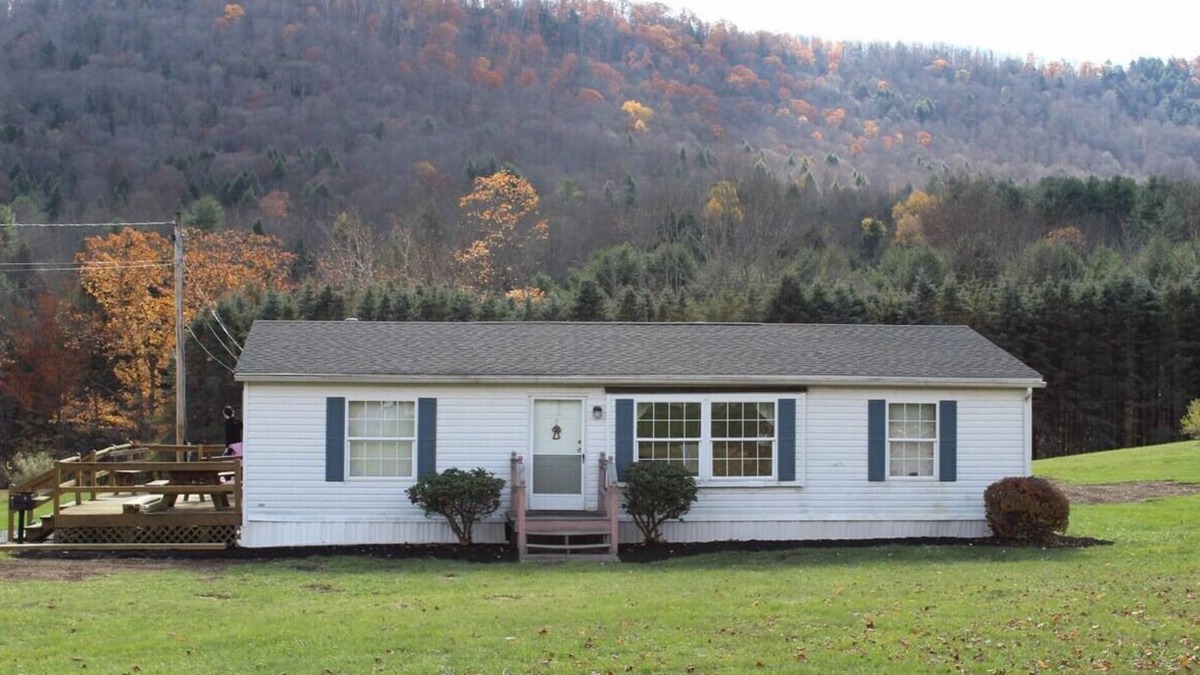 Gaines House | Lodge in the Pines near Wellsboro, Pa. Along Pine Creek. Hot Tubn