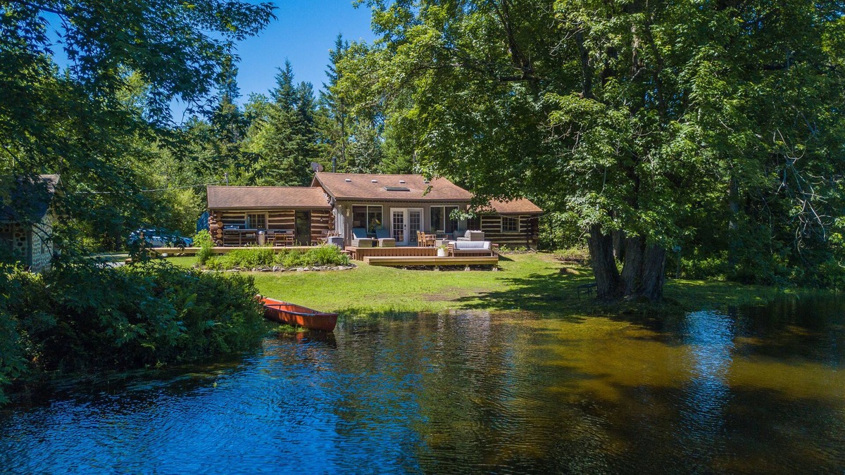 Bracebridge Cabin | Lodge on the Muskoka|Authentic Log Cabin Escape in the Heart of Cottage Country