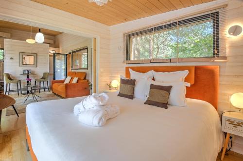 Saint-Felix-de-Reillac-et-Mortemart Bed & Breakfast | Lodge Secret avec Jacuzzi
