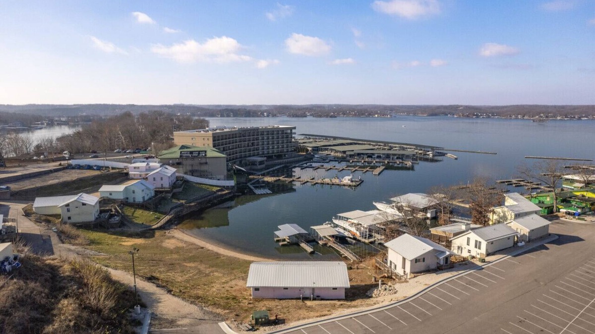 Lake Ozark Cabin | Lodge Sleep 16- Bachelor/Bachelorette Parties Welcome!