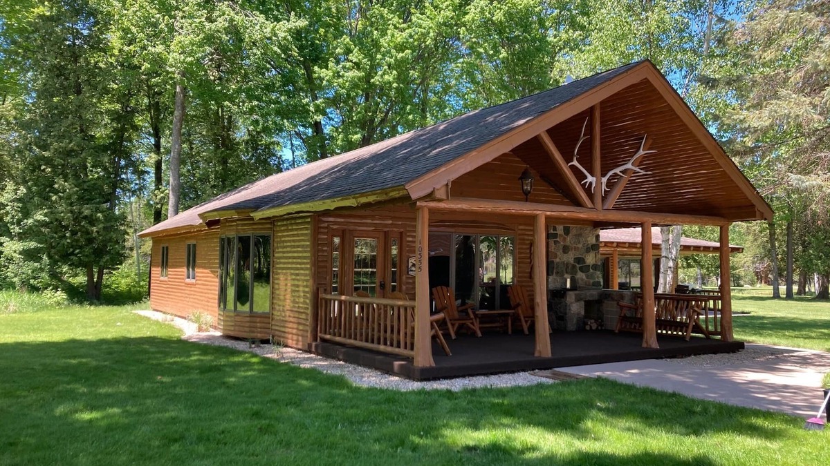 Williamsburg Cabin | Lodge Sleeps 10 People - 4.5 miles to Traverse City Horse Shows