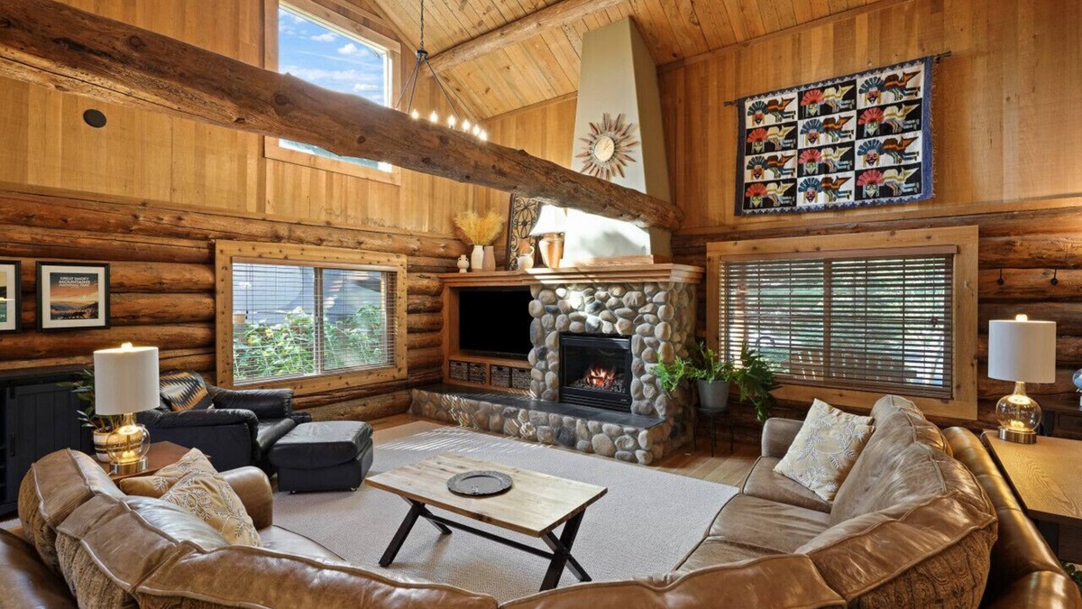 Mountain View House | Lodge Vibes in the City - Large Log Home