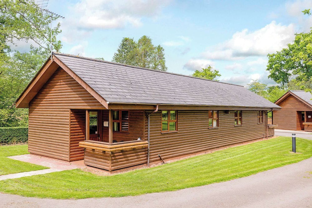 Kilcot Ski Chalet | Lodge with one king-size double with en suite bathroom with shower.