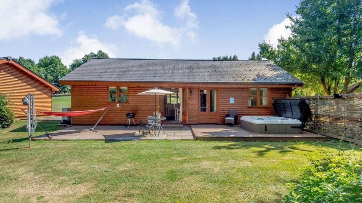 Kilcot Ski Chalet | Lodge with one king-size double with en suite shower.
