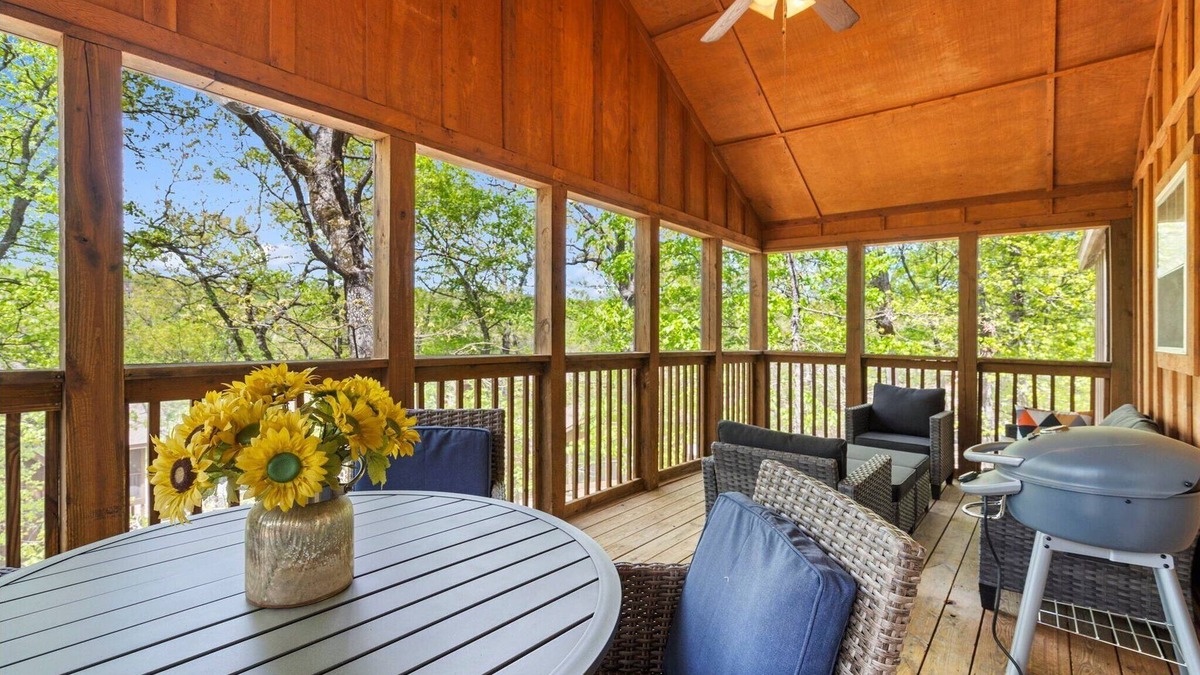 Reeds Spring Cabin | Lodge with Screened-In Porch-Free Tickets-Golf Course At Your Fingertips-Gated Community!
