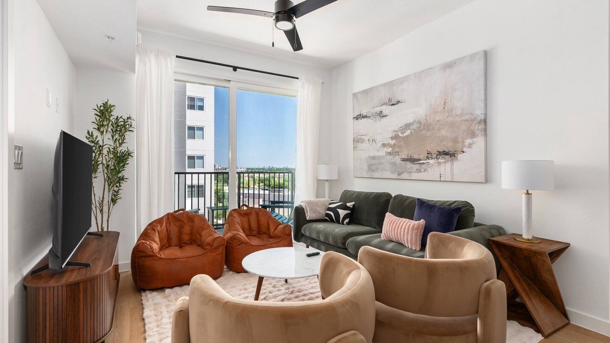 Addicks Apartment | Lodgeur | Trendy 3BR w/balcony | Energy Corridor