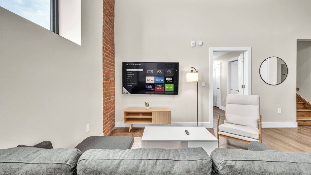 Cleveland Apartment | Loft+2Bd+65"TV+8 Min from DT CLE