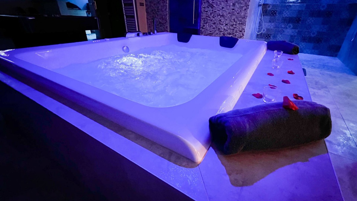 Koenigshoffen Est Apartment | Loft 85m2 Jacuzzi Hammam Billiards Bar Shower Sauna