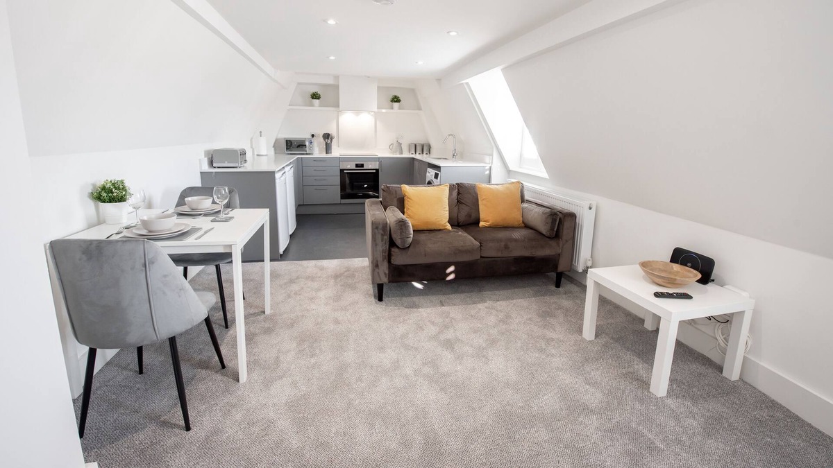 Herongate House | Loft Apartment with Secure Parking