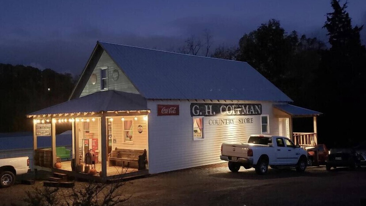 Bean Station Apartment | Loft at the Country Store! Unique Southern Stay! 1bed, 1bath