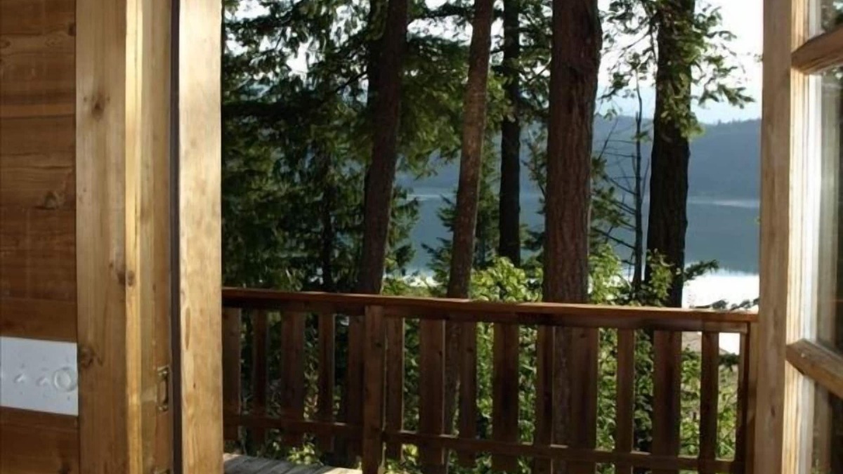 Fauquier Cabin | Loft Cabin on 100acr Property on Arrow Lake Beach and Privacy