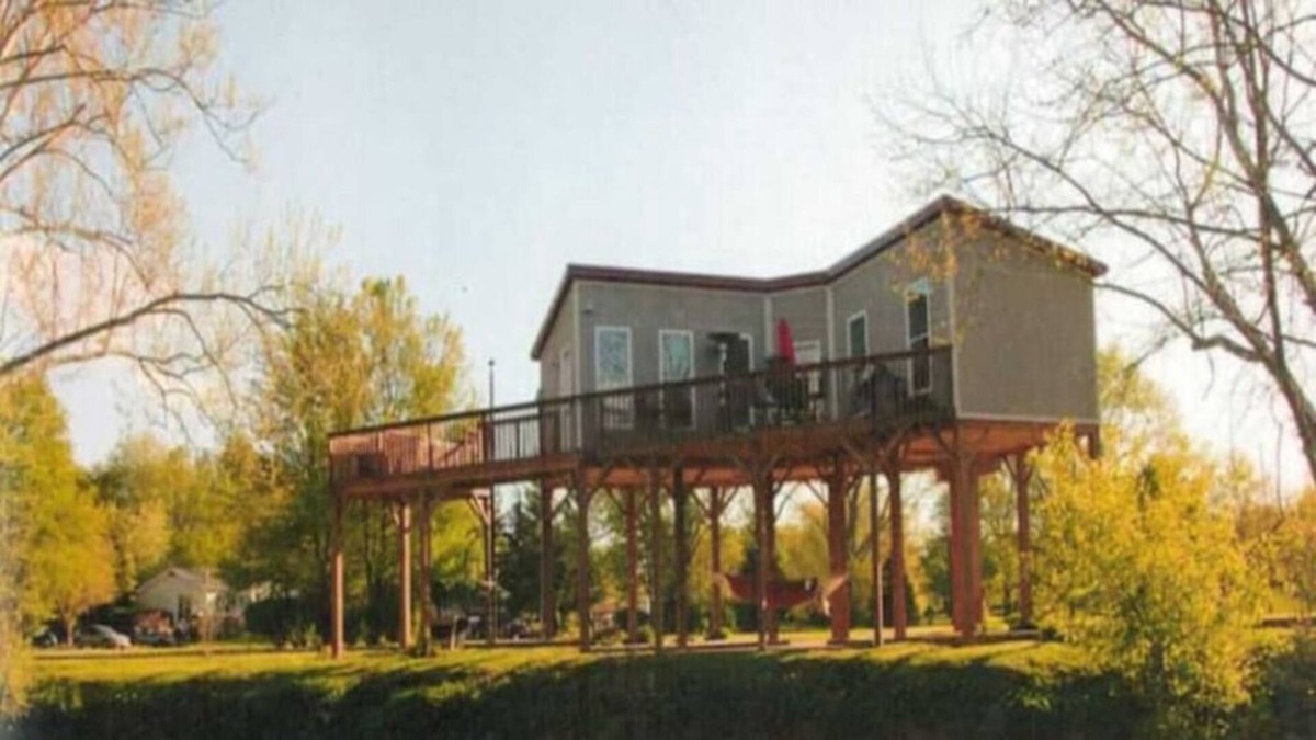 Paris Cabin | Loft Cabin on Stoner Creek - 3 minutes from Downtown Paris KY