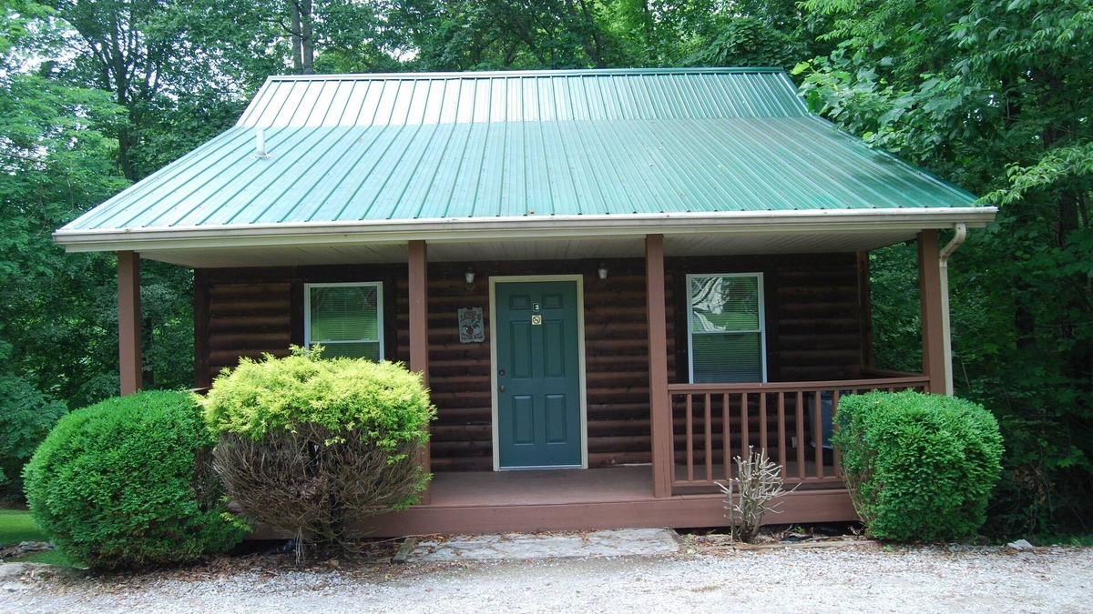 Russell Springs Cabin | Loft Cabin with Hot Tub @ LakePointe Resort - no cleaning fees!