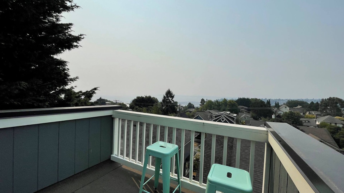 West Queen Anne Apartment | Loft on Queen Anne Hill w/Rooftop Deck Ocean & Mountain Views. 5 mins to City