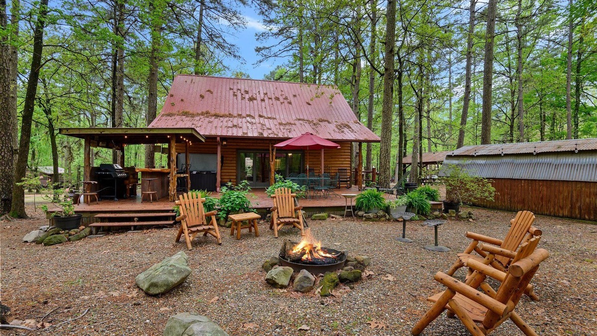 Broken Bow Cabin | Loft sleeps 6 w/pool table & outdoor bar! Down the road from Choctaw Landing!