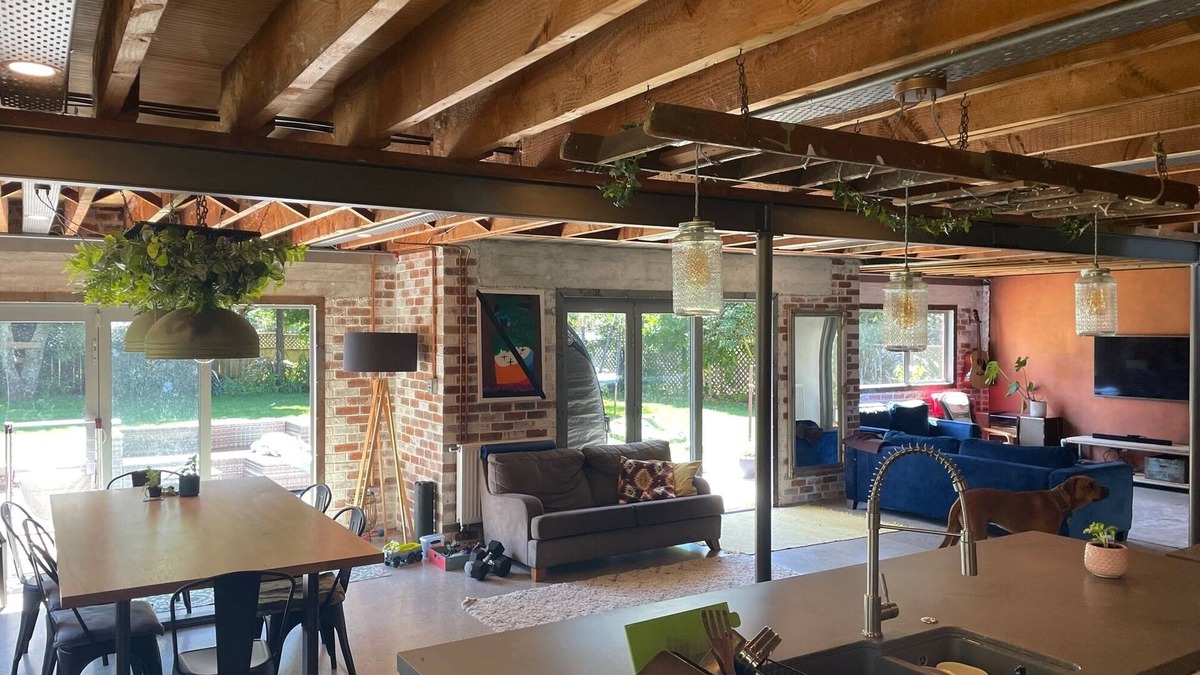 Lynmore House | Loft Style Living Close to Redwoods, bar, bakery. Perfect for Family's, MBikers.